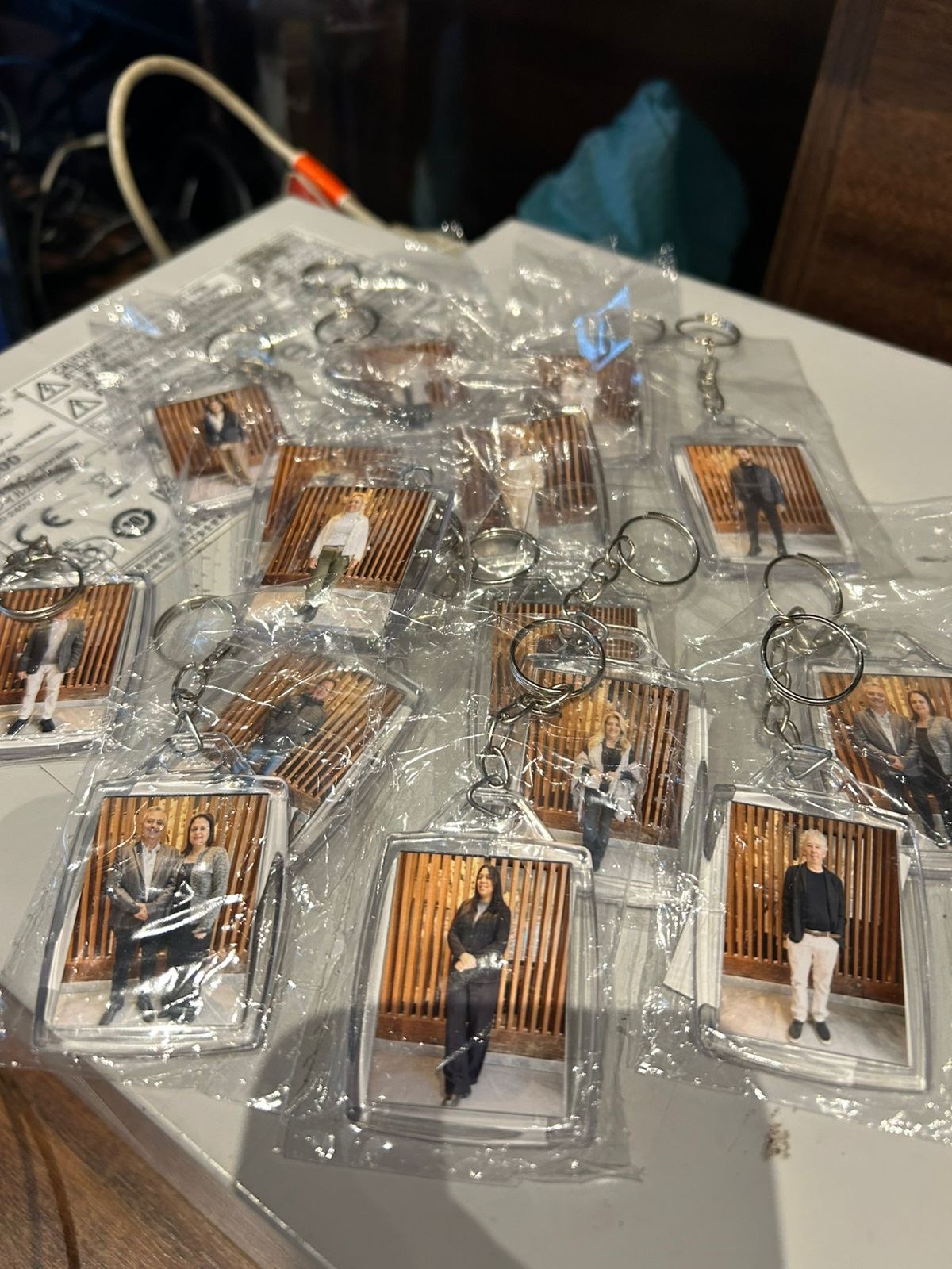 Vários chaveiros personalizados prontos em uma ação Funclick